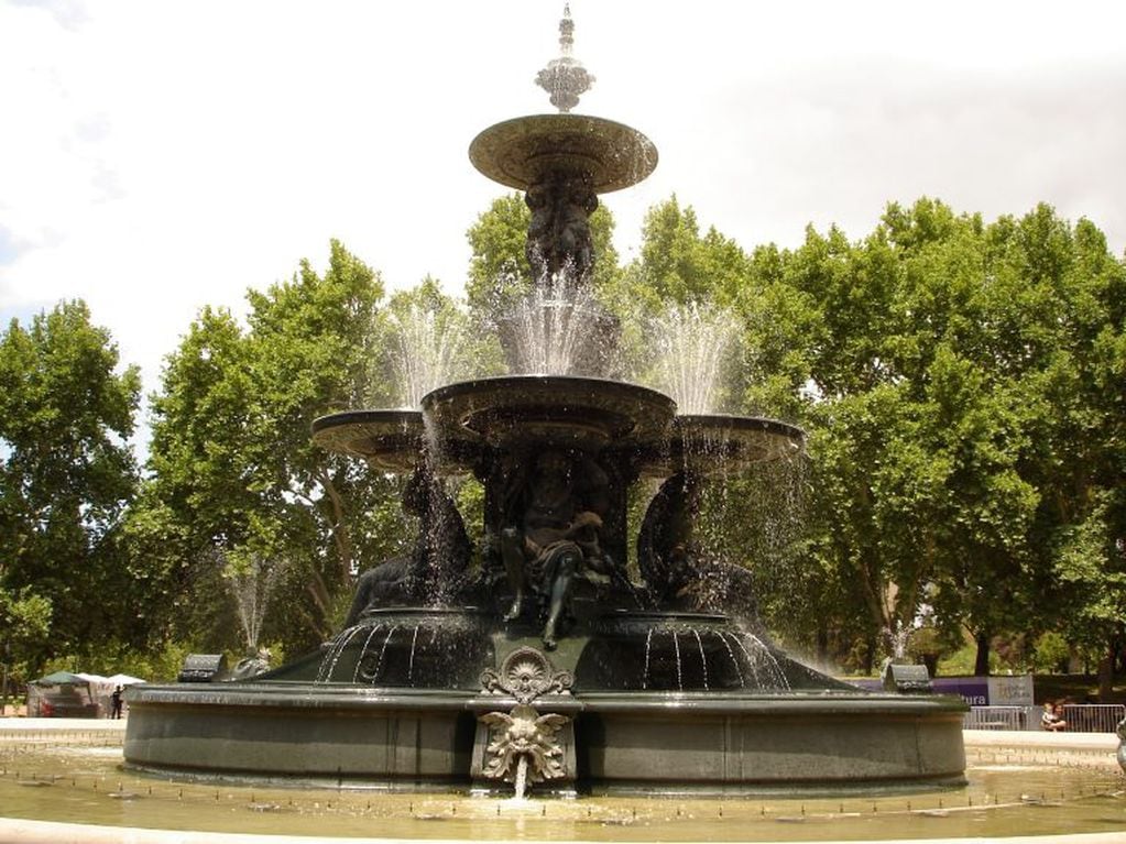 El parque comienza a poblarse de estatuas con la adquisición de la Fuente de los Continentes, los Caballitos de Marly y la creación del Rosedal.