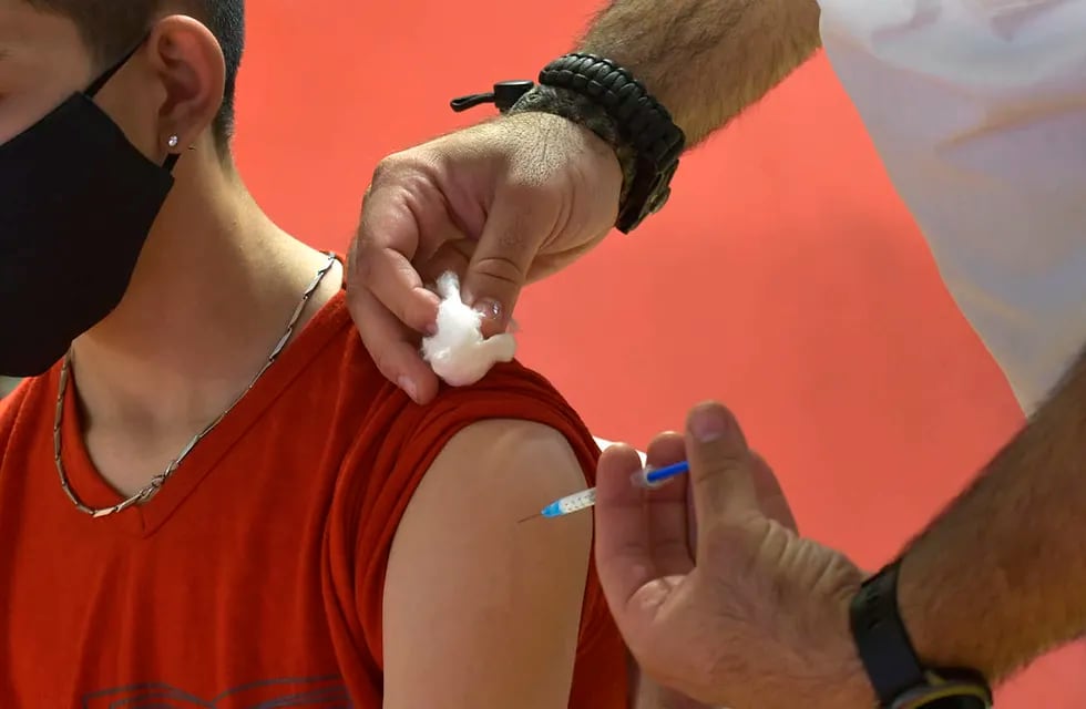 Vacunación contra el coronavirus. (Foto: Orlando Pelichotti)