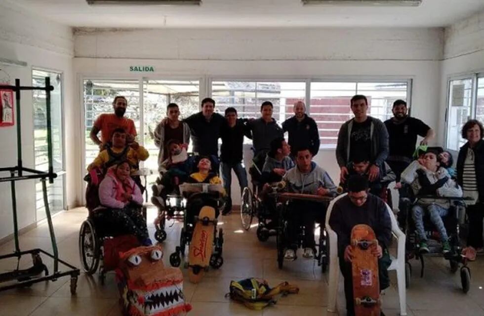 Alumnos de la Escuela Técnica nº 5 de Temperley crearon un skate adaptado para personas con discapacidad