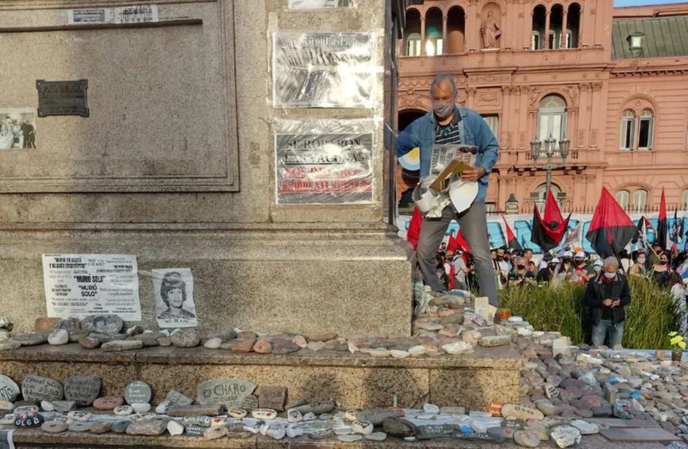 Vandalizaron el memorial de las piedras de las víctimas del Covid-19, entre otros, la foto de Solange Musse.