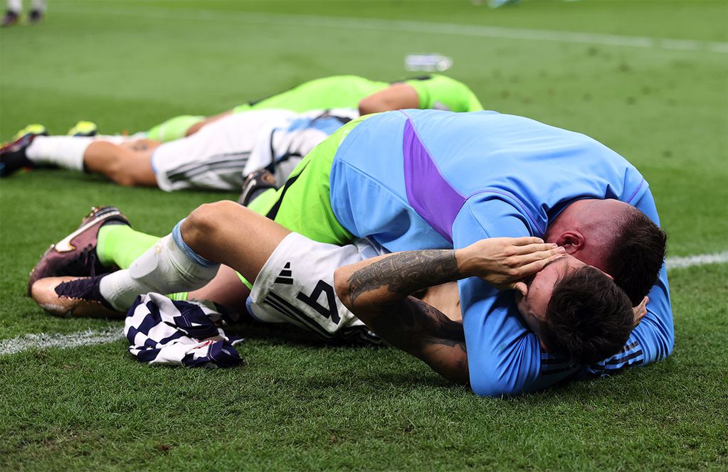 Lusail (Qatar), 18/12/2022.- Gonzalo Montiel (down) of Argentina reacts with Lautaro Martinez after scoring the decisive penalty during the penalty shoot out during the FIFA World Cup 2022 Final between Argentina and France at Lusail stadium, Lusail, Qatar, 18 December 2022. (Mundial de Fútbol, Francia, Estados Unidos, Catar) EFE/EPA/Tolga Bozoglu
