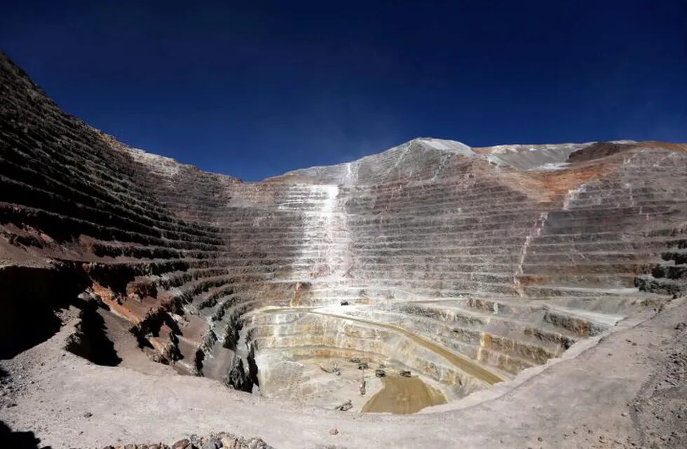 FILE PHOTO: An open pit at Barrick Gold Corp's Veladero gold mine is seen in Argentina's San Juan province, April 26, 2017. Picture taken April 26, 2017.  REUTERS/Marcos Brindicci/File Photo
