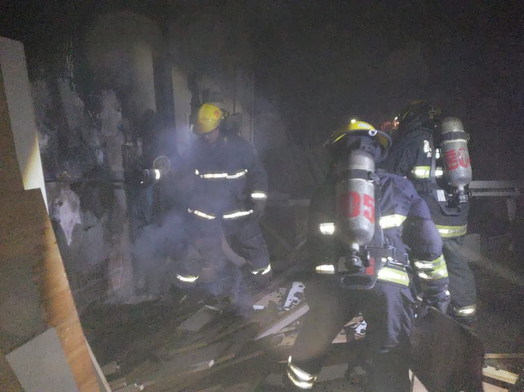 Incendio en un domicilio cercano a Bomberos de Arroyito