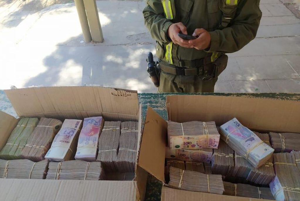 Efectivos de Gendarmería hallaron siete millones de pesos en un camión. en Jujuy