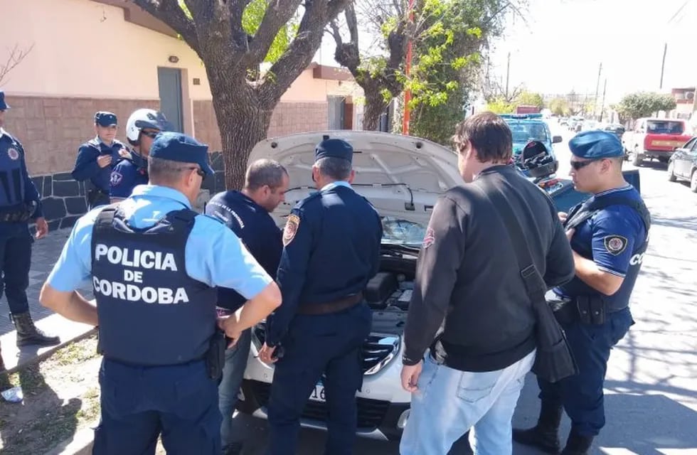 Operativo en barrio Cafferata donde secuestran el auto que habían utilizado como móvil para robar una camioneta