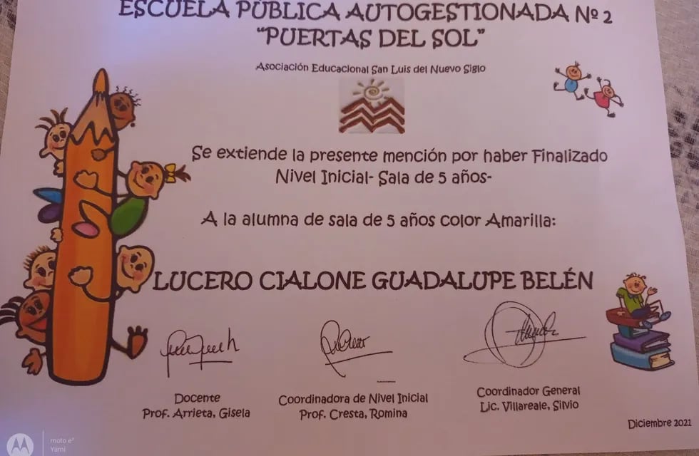 El diploma de egreso de Guadalupe Lucero fue recibido por su hermano.