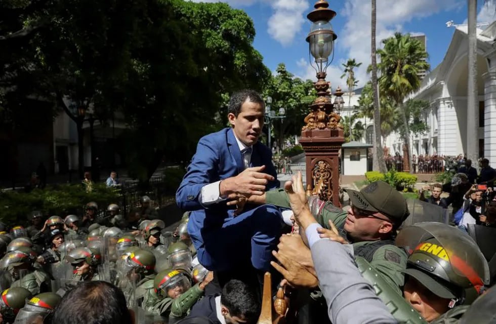 Juan Guaidó trepa una reja en un intento por ingresar a la sede de la Asamblea Naciona (Foto:EFE/ Rayner Peña)