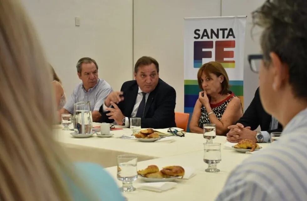 El ministro de Trabajo de Santa Fe, Julio Genesini y su par de Producción, Alicia Ciciliani, se reunieron con dirigentes de Asisfe. (@JulioGenesini)