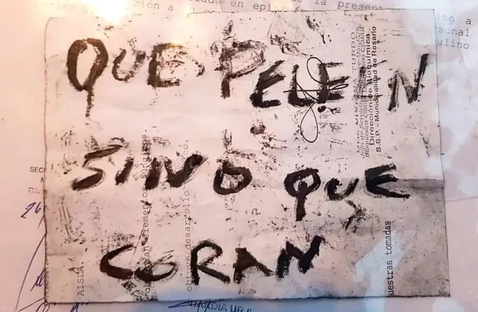 La policía encontró una hoja escrita a mano con el estribillo de la letra de un hit de Callejero Fino.