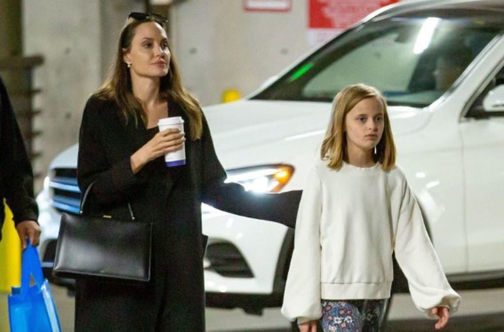 Angelina Jolie salió de compras con su hija Vivienne y el parecido entre ambas se volvió viral en internet (Foto: The Grosby Group)