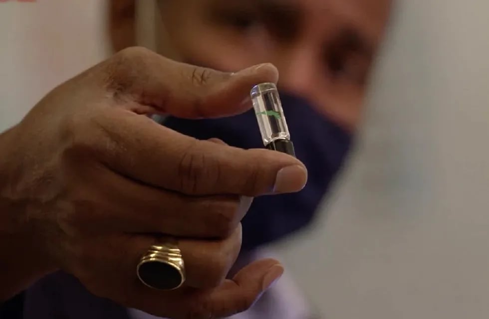 El pentágono desarrollo un microchip que detecta el coronavirus antes de que aparezcan los síntomas   
Matt Hepburn muestra el chip subcutáneo