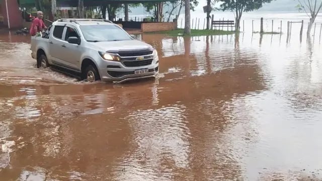 Crecida del río Paraná provoca evacuaciones y suspensión del paso fronterizo en Montecarlo