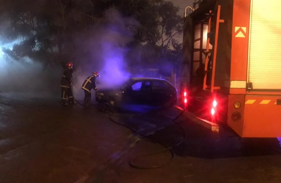 Sofocaron el incendio de un vehículo en Oberá.