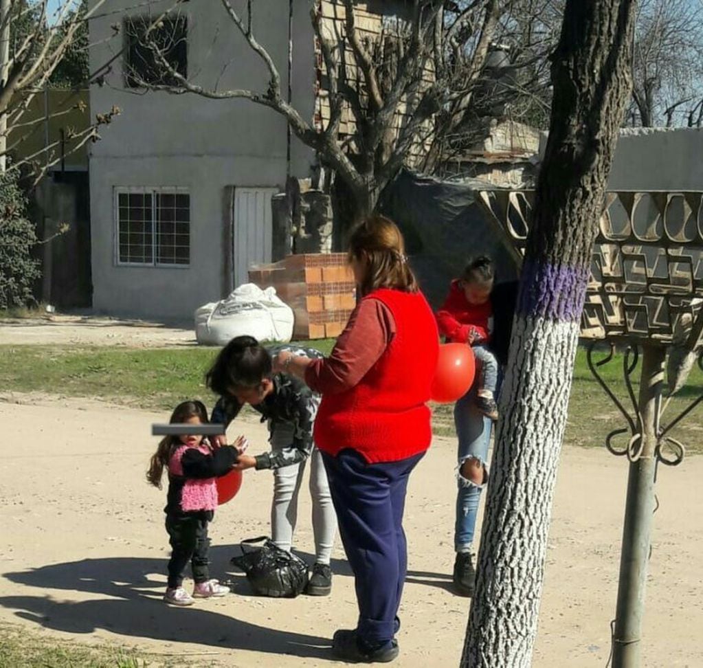 Día del Niño - Graciela acercando golosinas a niños de su barrio.
Crédito: Vía Gualeguaychú