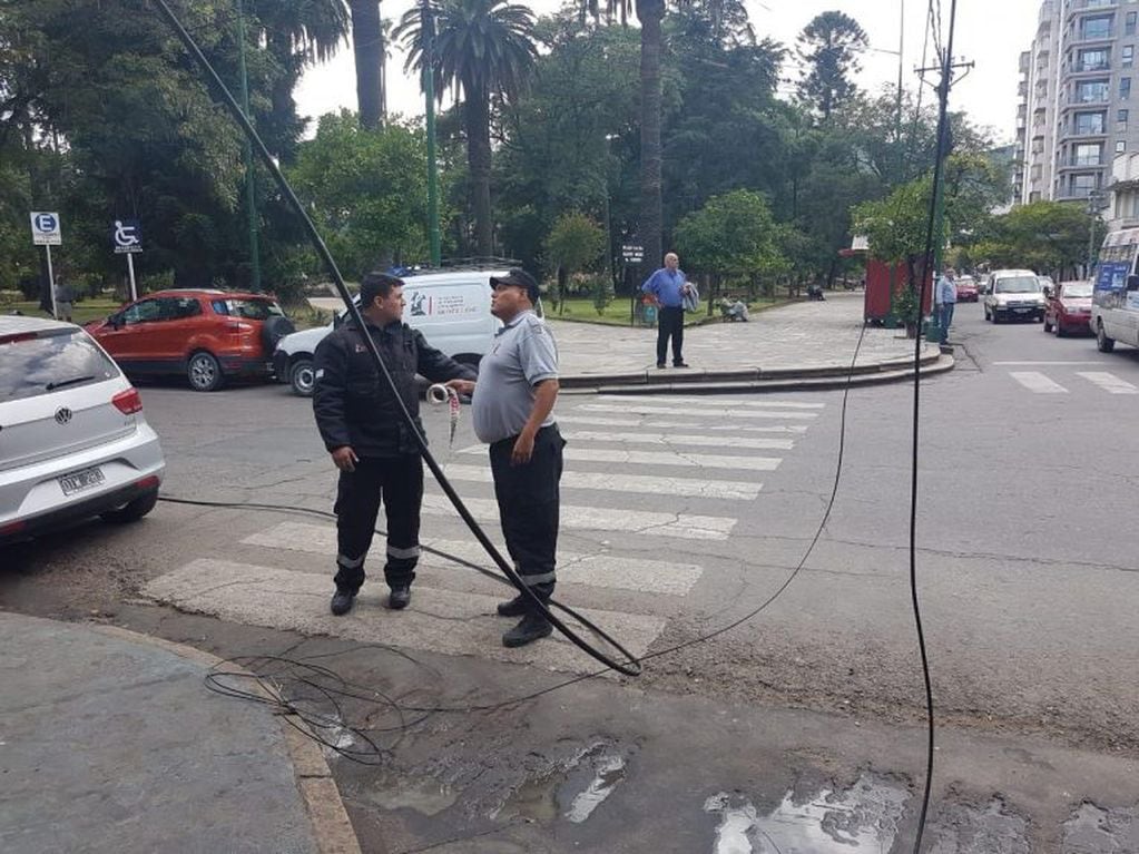 Un camión arrancó cables en la calle Balcarce. (InformateSalta)