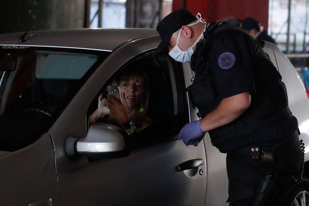 Policías realizan controles en el cuarto día de cuarentena obligatoria luego de los avances del virus Covid-19, en Buenos Aires (Argentina) (Foto: EFE/ Juan Ignacio Roncoroni)