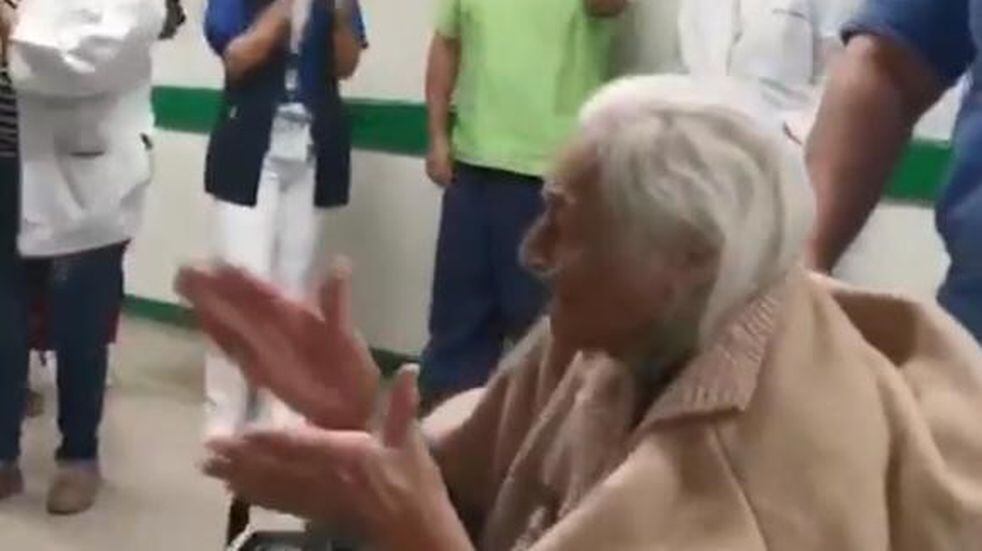 Doña María, la anciana de 103 años sobrevivió al covid-19 en México.