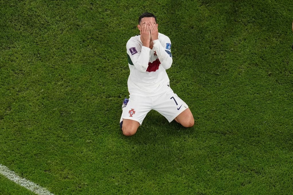 La tristeza de Cristiano Ronaldo tras la eliminación de Portugal ante Marruecos. Fue su último partido en Mundiales. (AP).