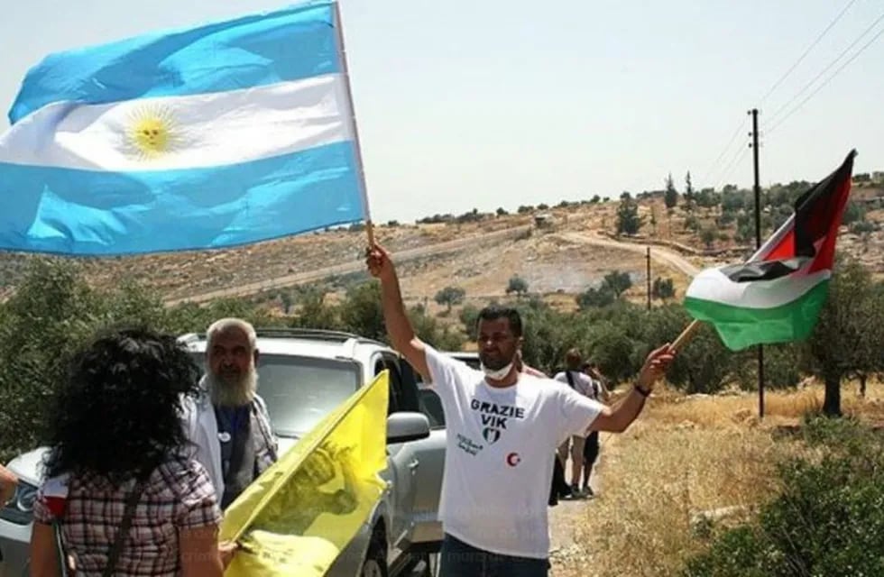 Un palestino celebra la suspensión del amistoso entre Israel y Argentina que se iba a disputar en Jerusalén.