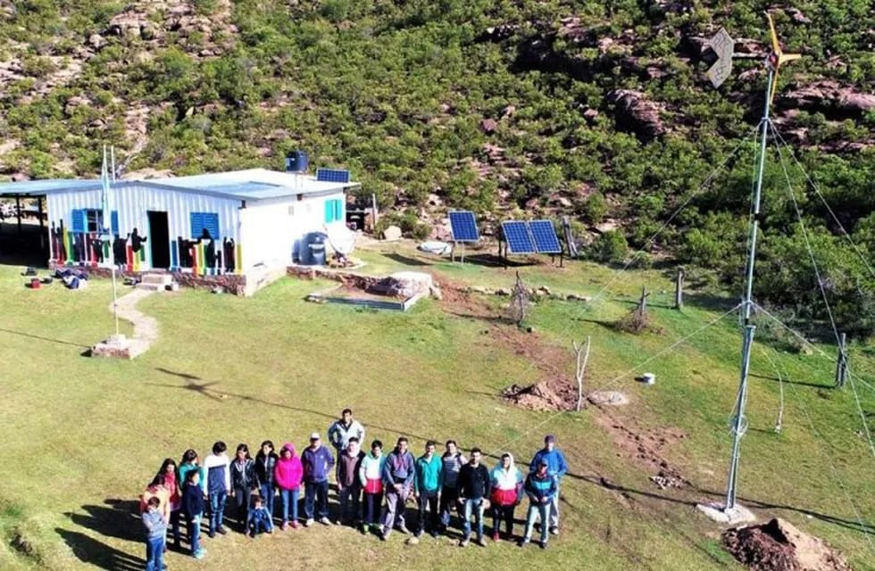 Crearon un sistema eólico solar para una escuela rural del interior de San Luis.