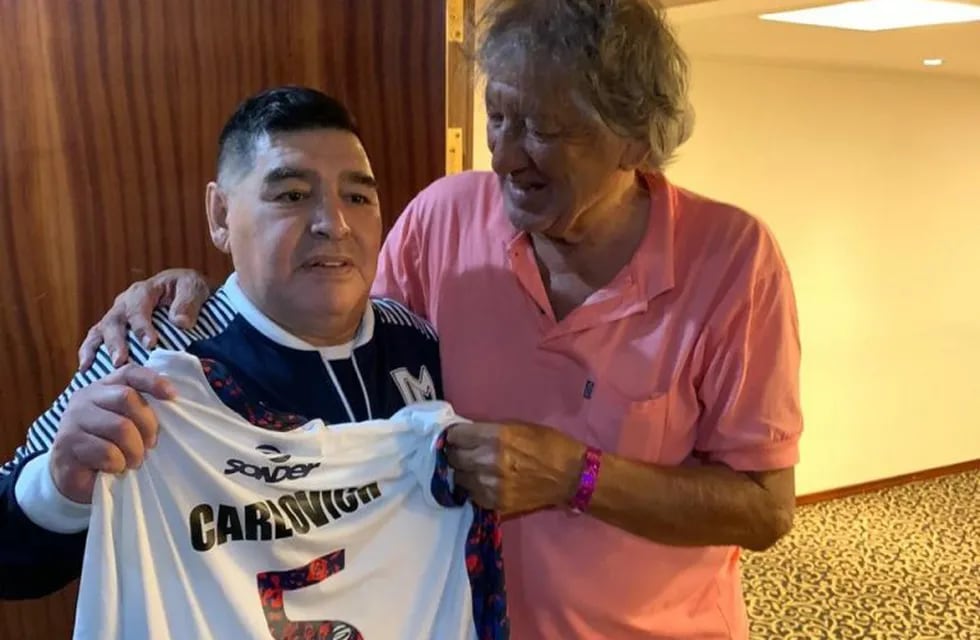 El emotivo saludo de Maradona con el Trinche Carlovich ocurrido en febrero.