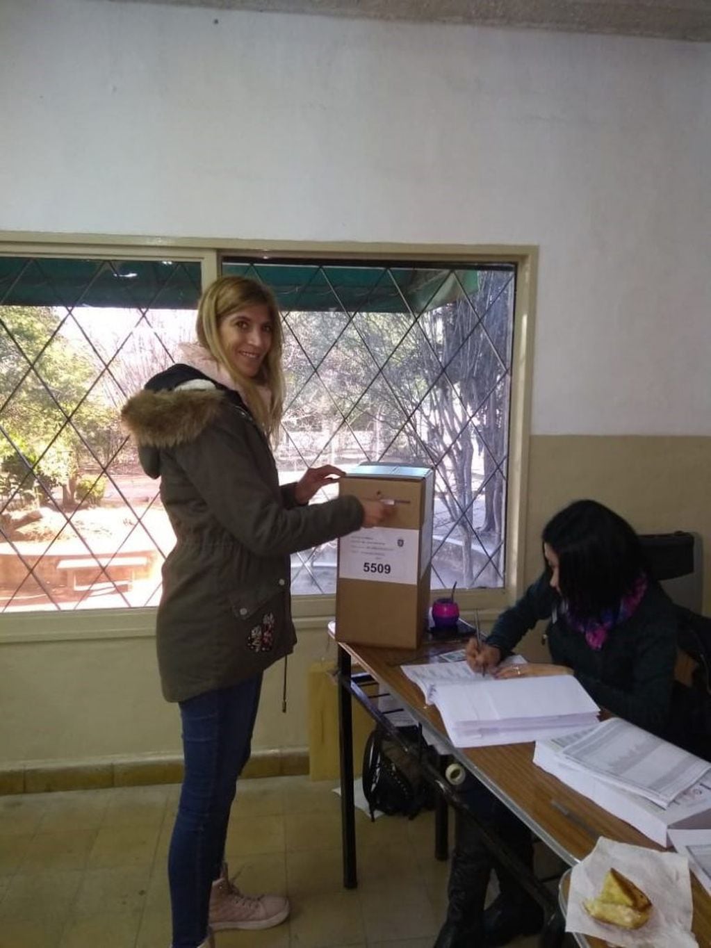 Natalia Lenci votando en el Instituto Remedios de Escaladas.