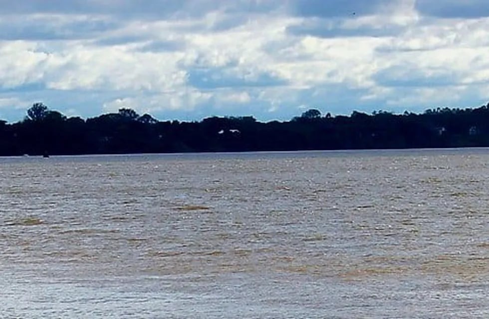 Prefectura busca a un canoero misionero que desapareció en el río Paraná.