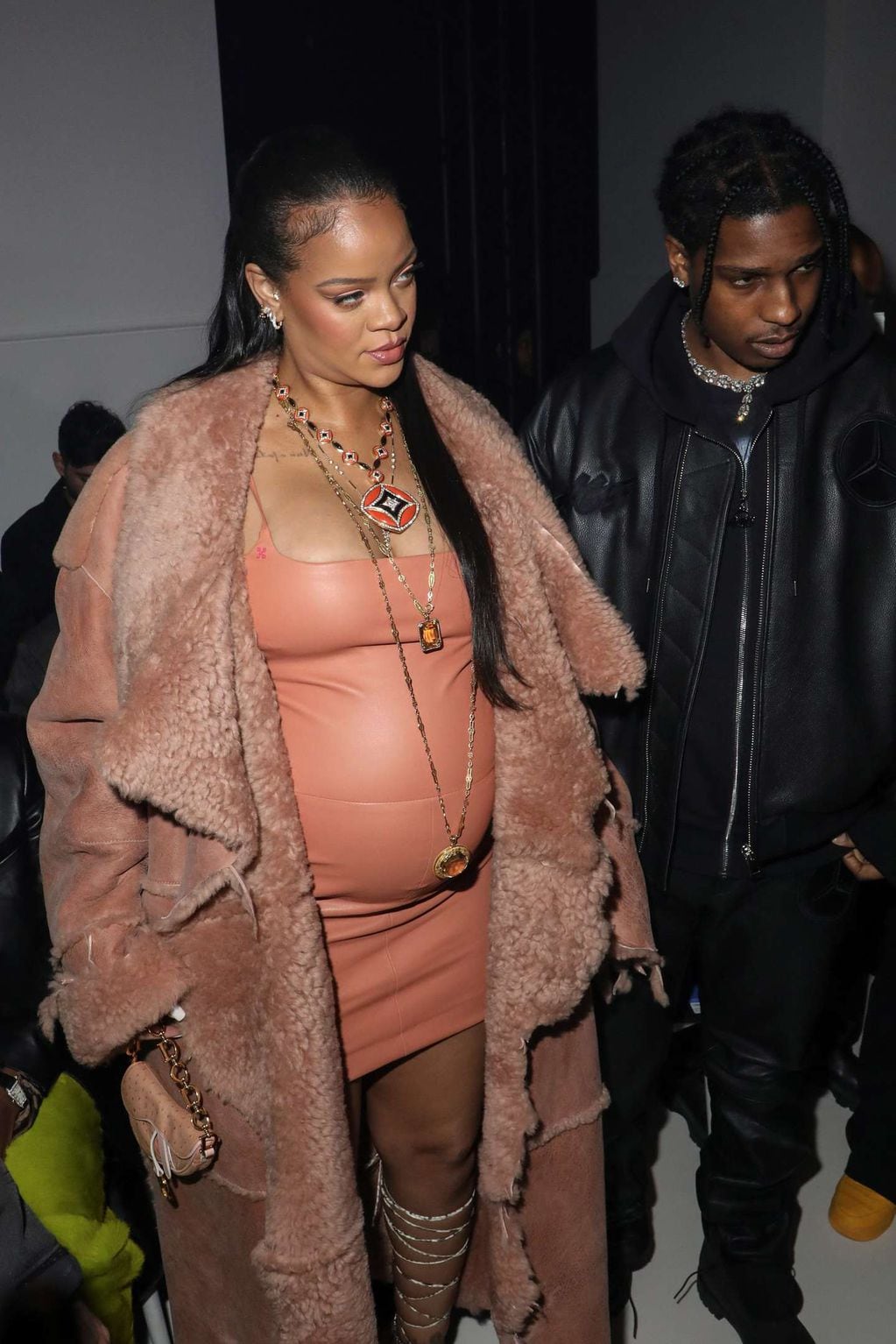 Rihanna lució una prenda Diesel en la Semana de la moda de París.