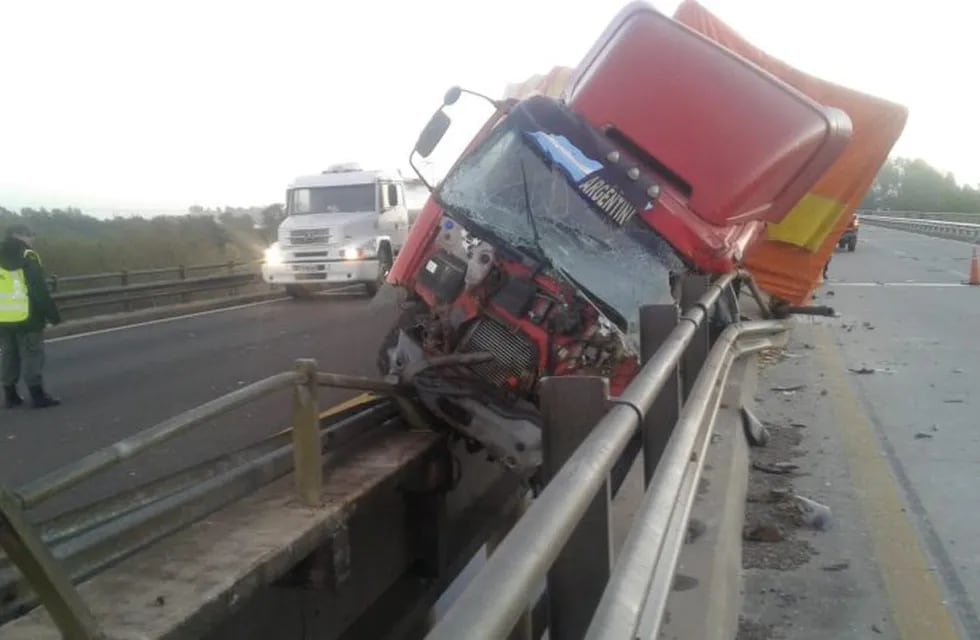 Accidente Puente Gualeyán\nCrédito: Policía E.Ríos