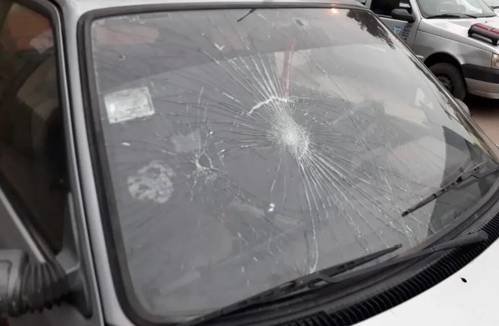 Desconocidos atacaron el vehículo de un concejal de Libertador