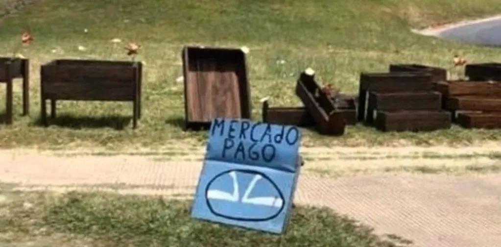 Vendedor de macetas arma a mano un cartel de Mercadopago