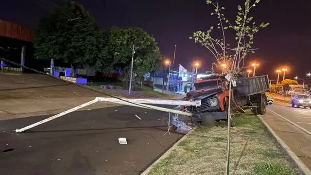 Posadas: camión despistó y derribó un poste de luz