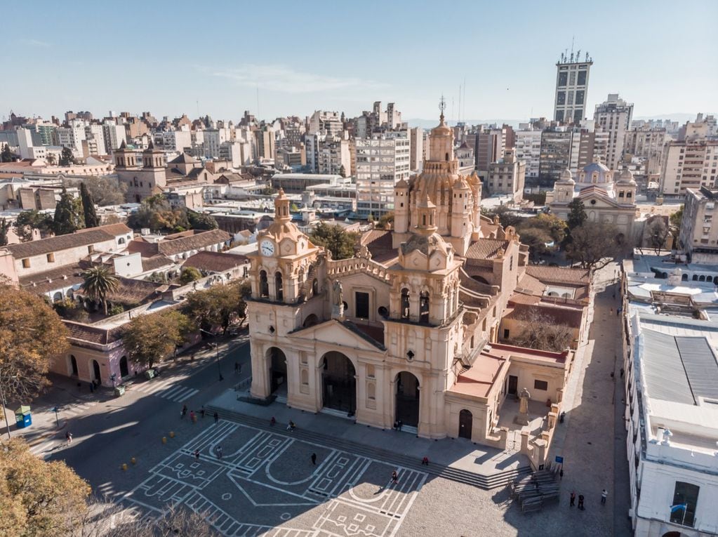 Vistas aéreas de la ciudad de Córdoba. La Catedral (Municipalidad).