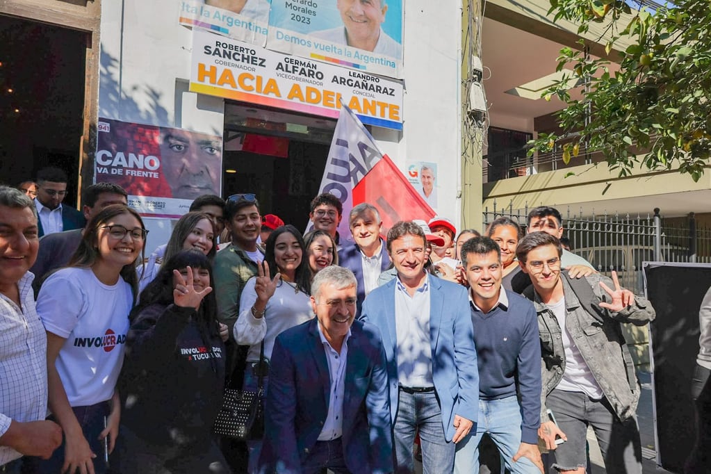 Gerardo Morales acompañó a los dirigentes radicales Roberto Sánchez y José Cano en la apertura de una sede en San Miguel de Tucumán.