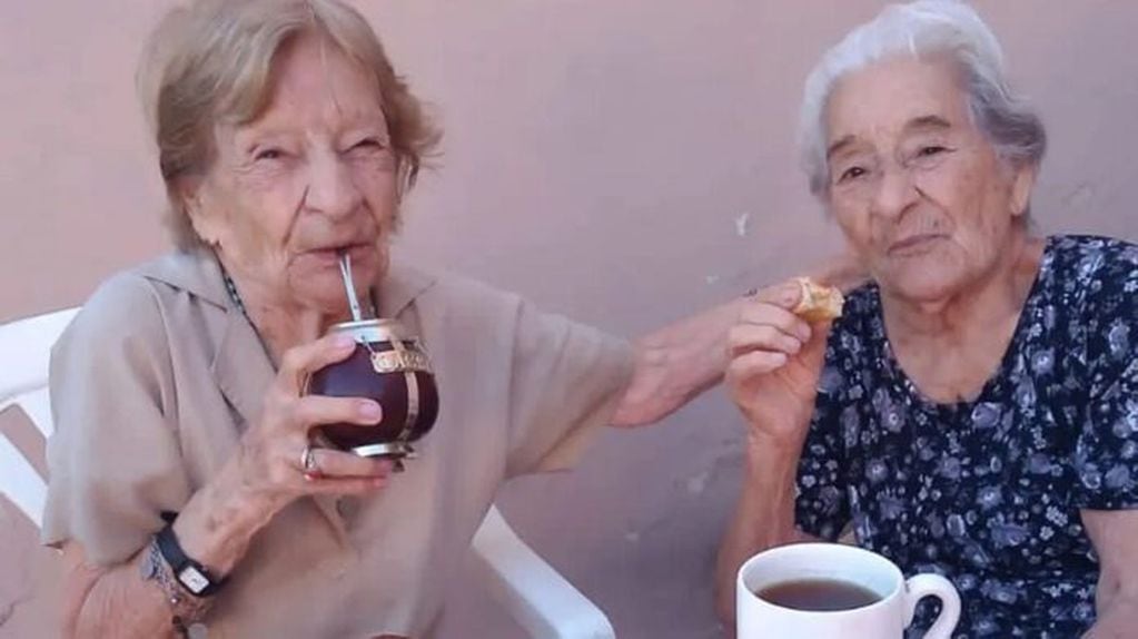 Las hermanas mellizas celebraron sus 100 años, que no pasaron desapercibidos.