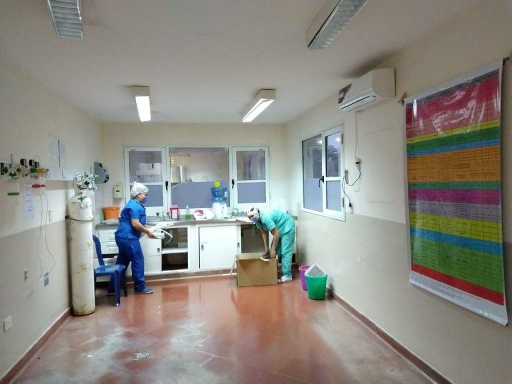 trasladando el sector de pediatría para montar una nueva sala Covid, Hospital Pirovano Tres Arroyos,