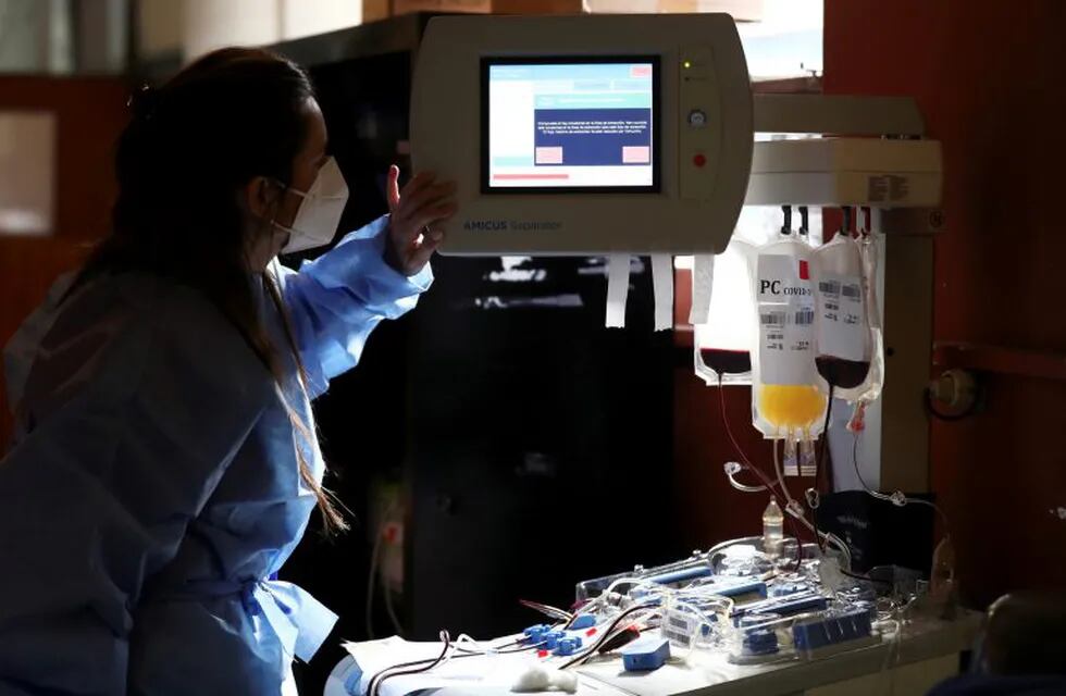 A healthcare worker controls an apheresis machine, as bags are filled with convalescent plasma donated by a man recovered from the coronavirus disease (COVID-19), at the Hemotherapy Institute in La Plata, Argentina October 5, 2020. REUTERS/Agustin Marcarian