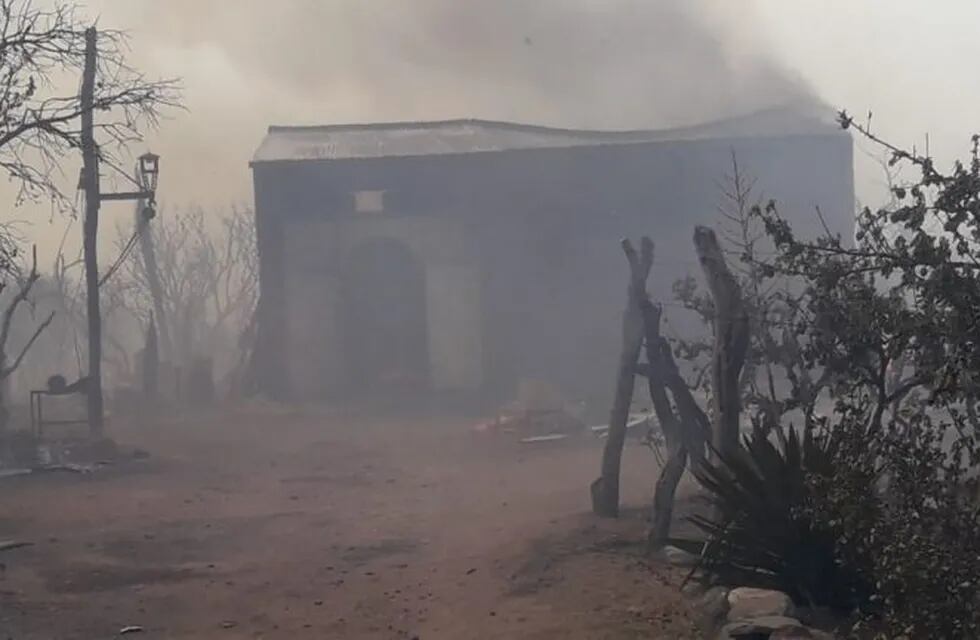 Se quemó un galpón en Ambul por los incendios en la zona