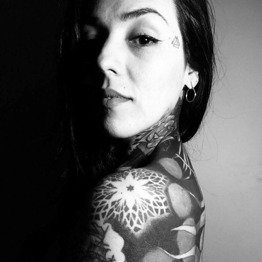 Natalia Quenan se presenta en Instagram y Facebook con su propia imagen tatuada. Dona su trabajo dos veces por mes a mujeres que padecieron cáncer. (Facebook)