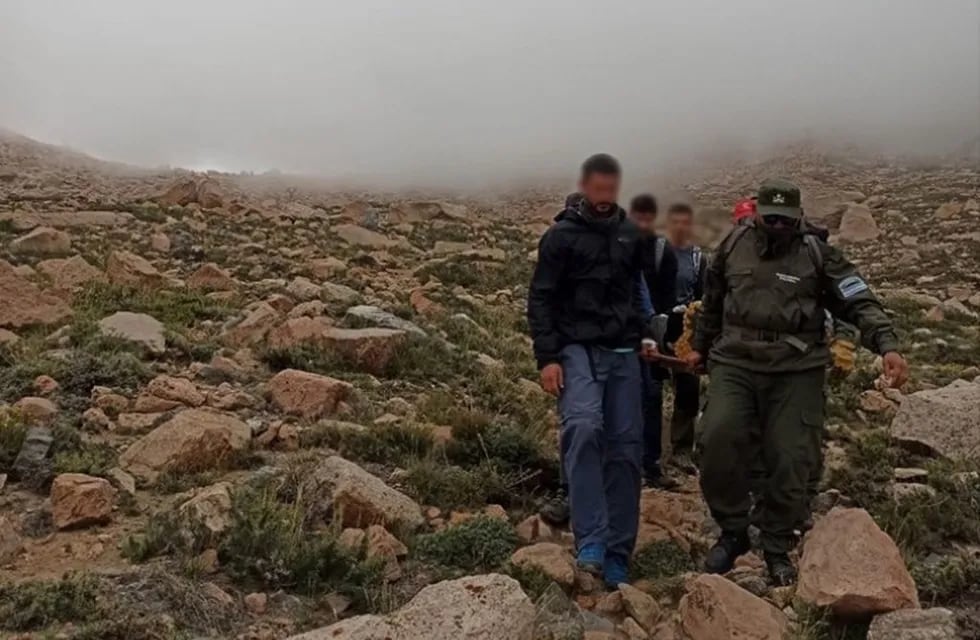 Personal de Gendarmería rescató a un andinista que sufrió una caida en la zona de el Cajón de Arenales en Tunuyán. Gentileza