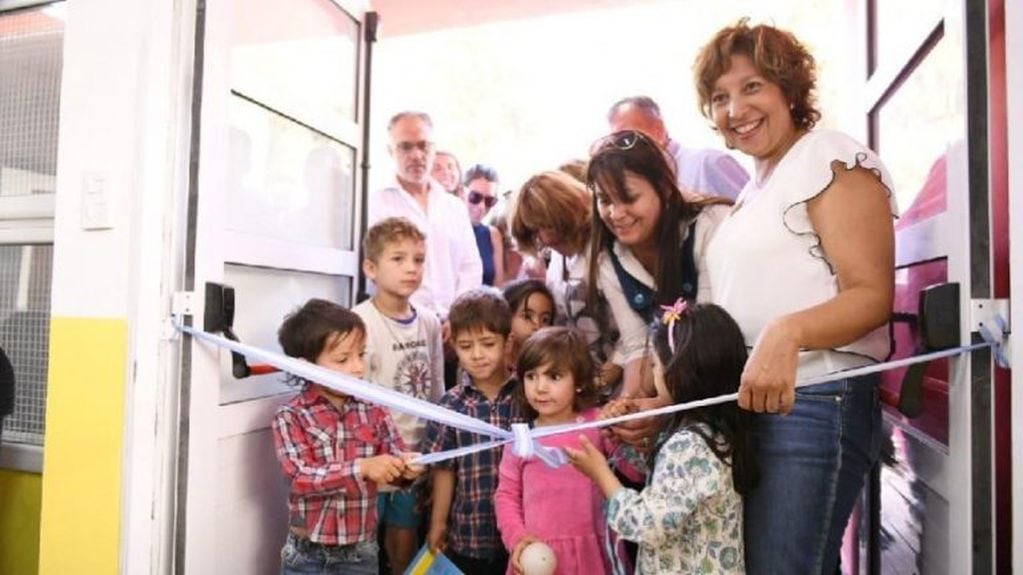 Arabela Carreras durante la inauguración del jardín de infantes (El Cordillerano).