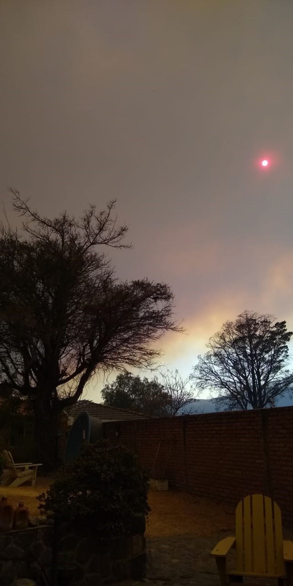 "¡Es tremendo el olor a humo y las cenizas!", exclama una vecina desde Capilla del Monte, a pocos kilómetros de Charbonier. (Foto: gentileza Silvina).