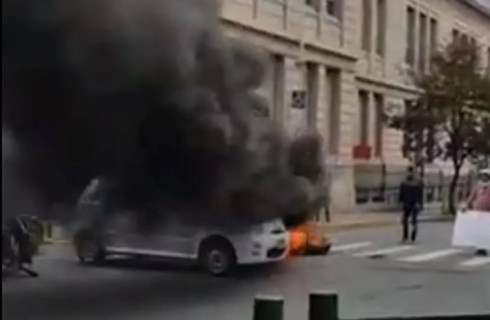 Vendedores ambulantes de Paraná queman cubiertas frente a la Municipalidad