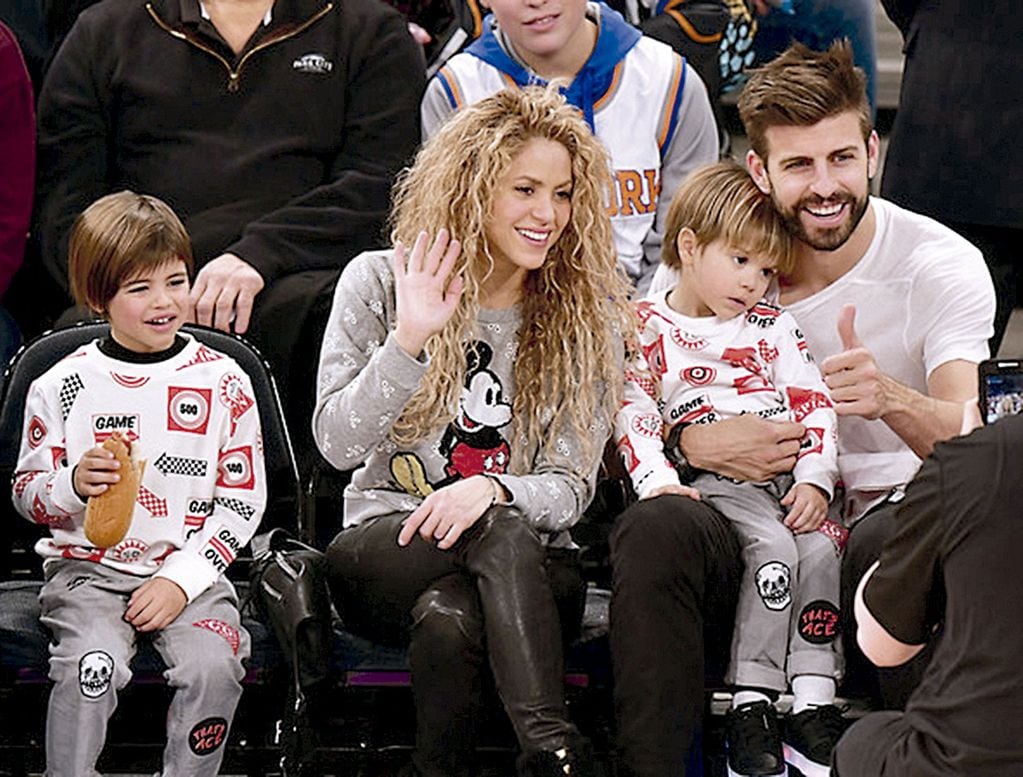 Shakira y Piqué junto a sus hijos.