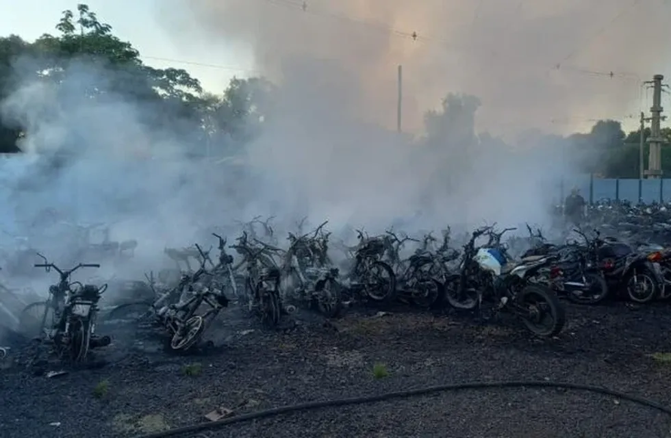 Un incendio consumió más de 150 motocicletas.