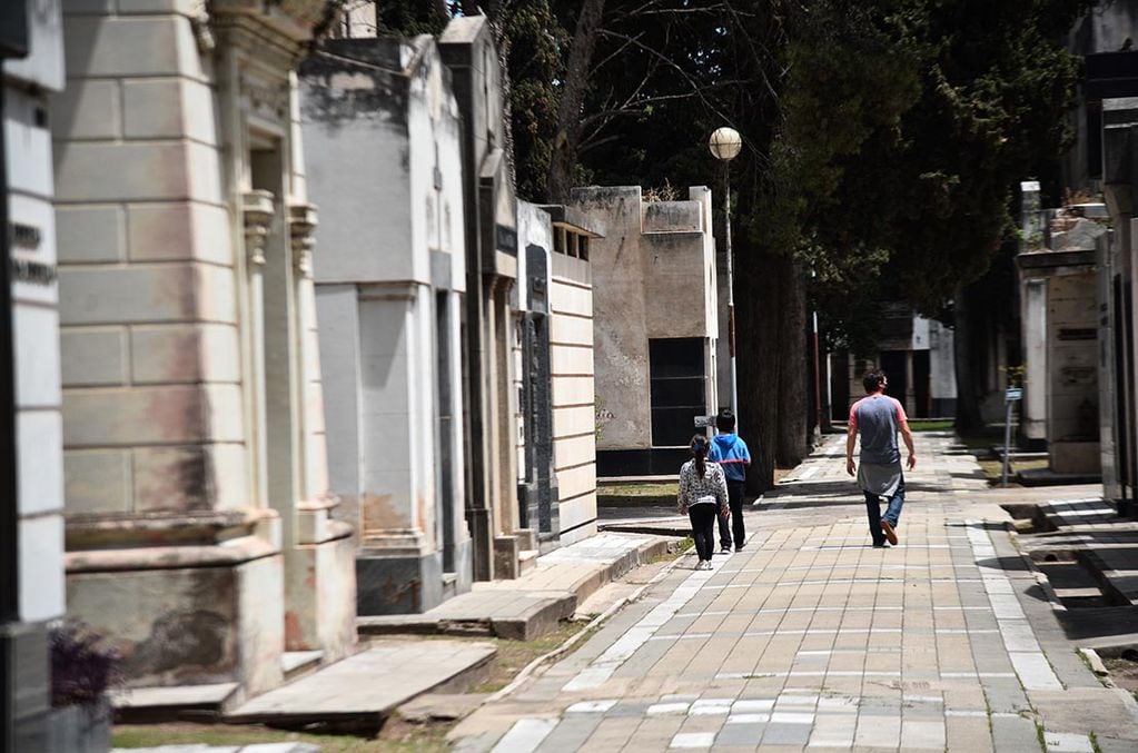 Cementerio San Jerónimo reabrió sus puertas desde hoy gente visita tumbas de familiares foto pedro castillo