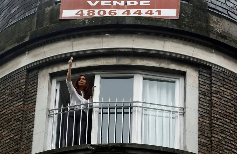 Cristina Fernandez de Kirchner desde el balcón de su departamento de Recoleta (Web)