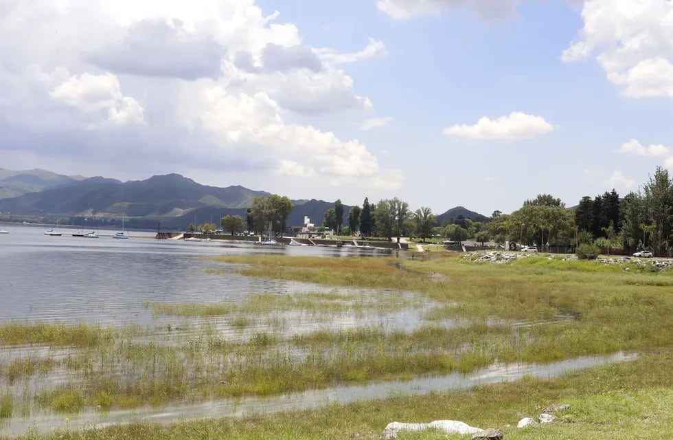El lago San Roque aumentó su nivel luego de las lluvias, pero todavía no llega al nivel del vertedero del dique. (La Voz)
