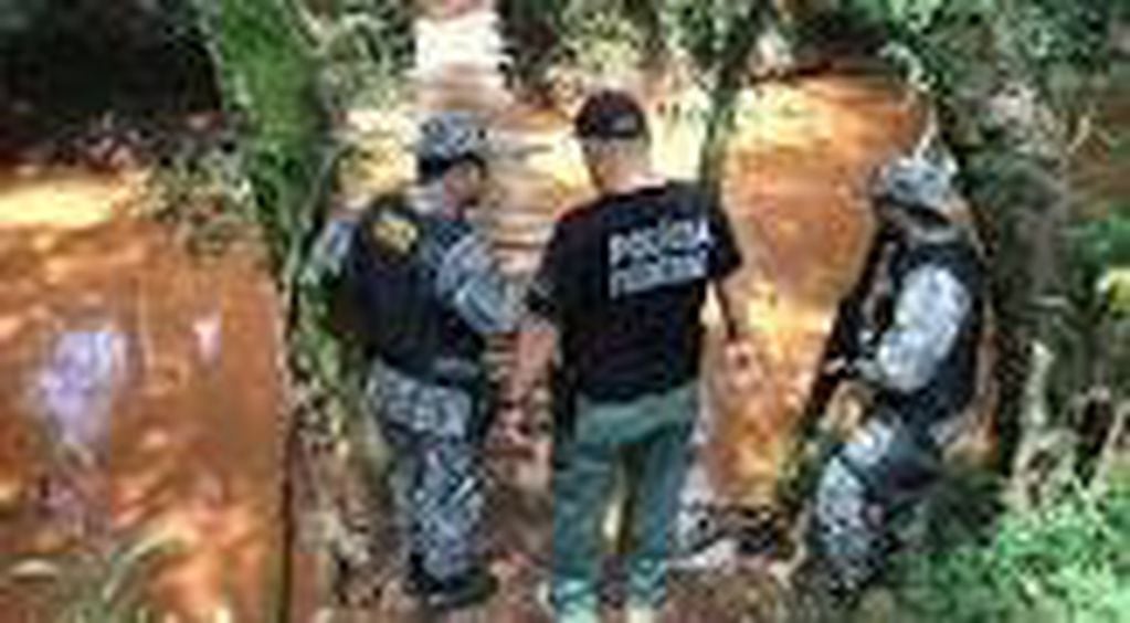 Paso de contrabandistas sobre el San Antonio, en la frontera de Misiones. (WEB)