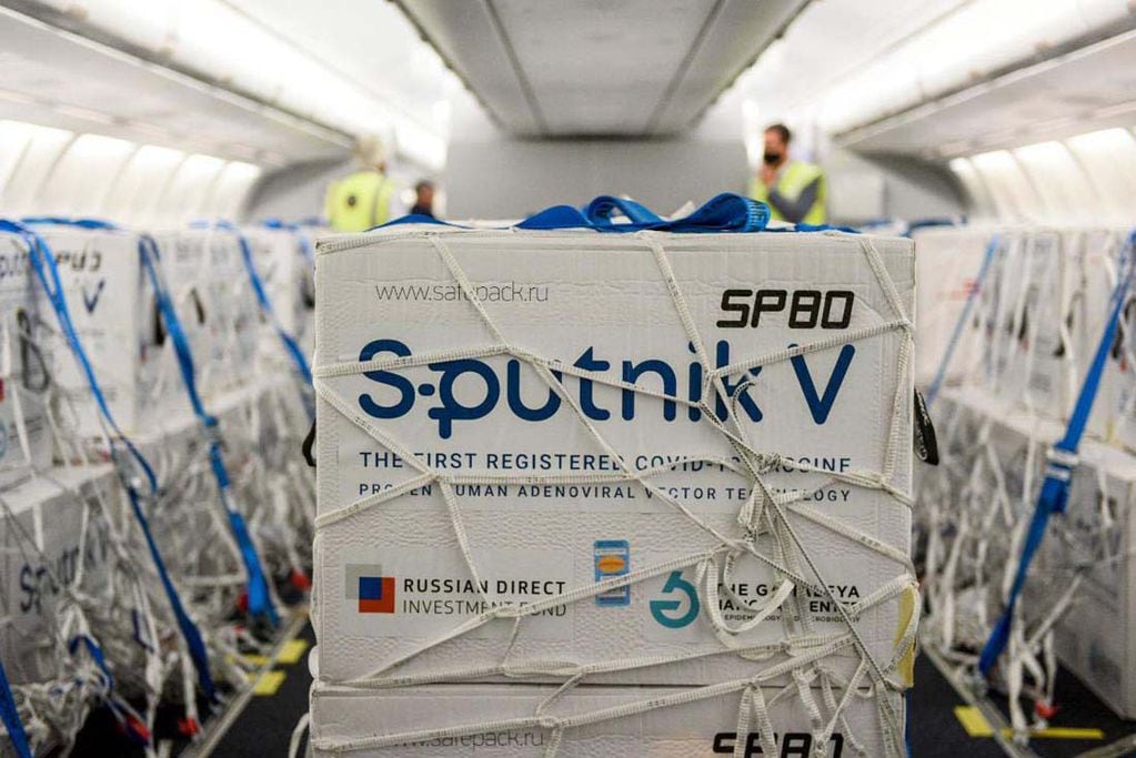 Uno de los empaques de vacunas Sputnik V provenientes de Rusia. (Foto: Télam)